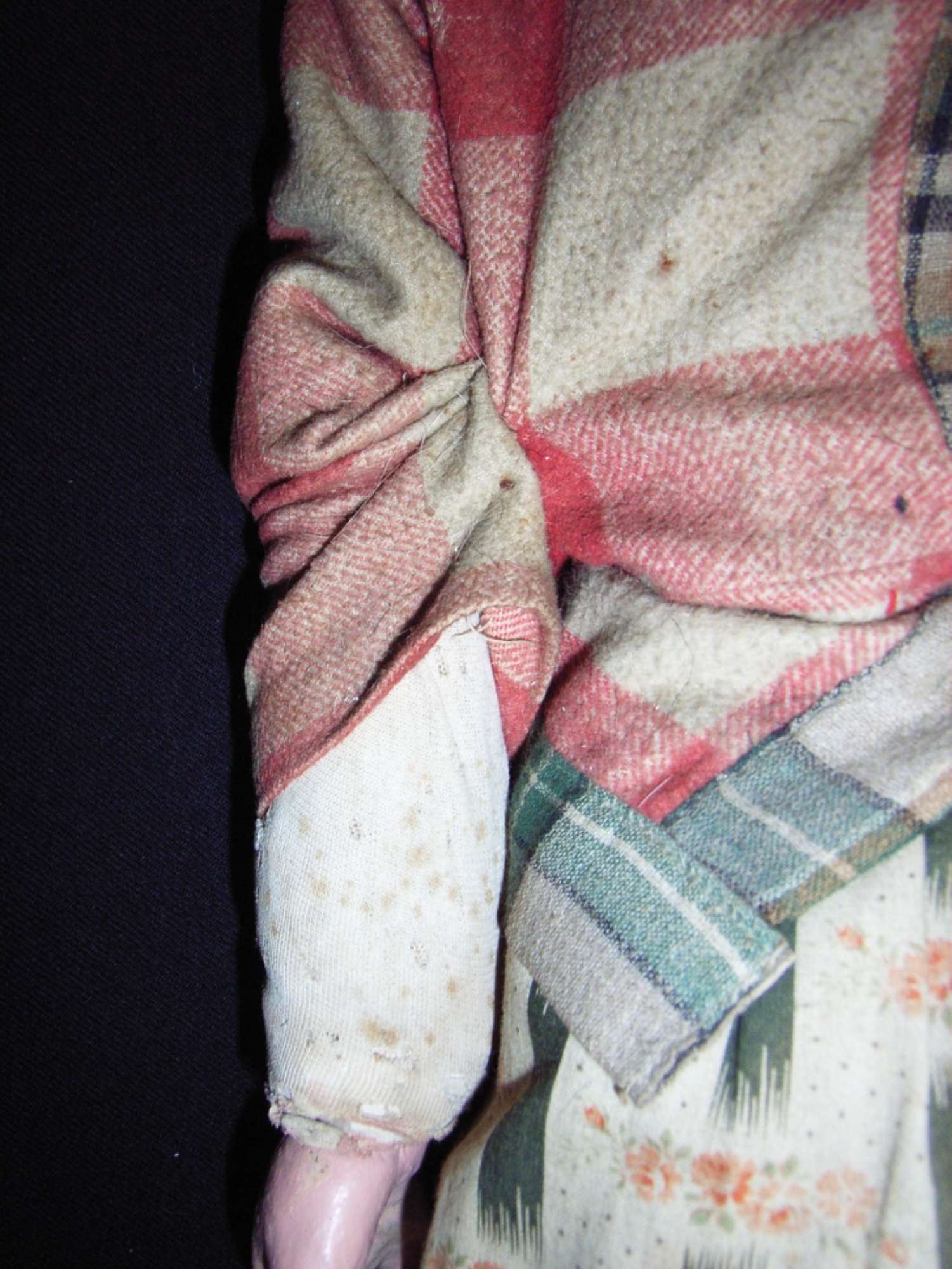 Particolare della manica destra prima del restauro